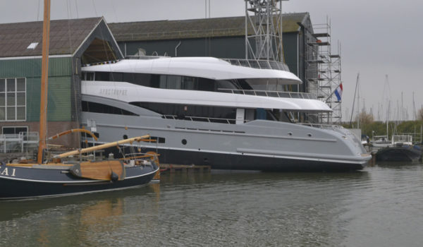 Apostrophe by Hakvoort with naval architecture by Diana Yacht Design