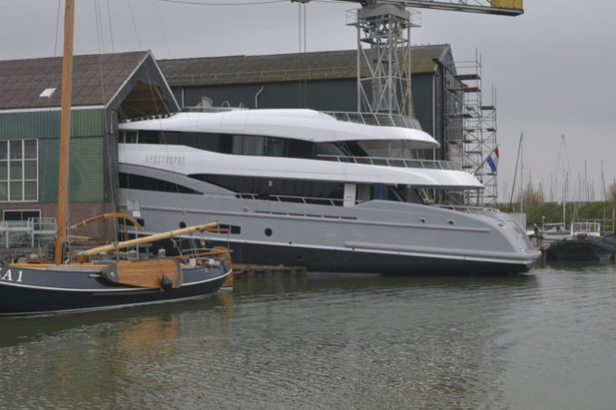 Apostrophe Apostrophe by Hakvoort with naval architecture by Diana Yacht Design