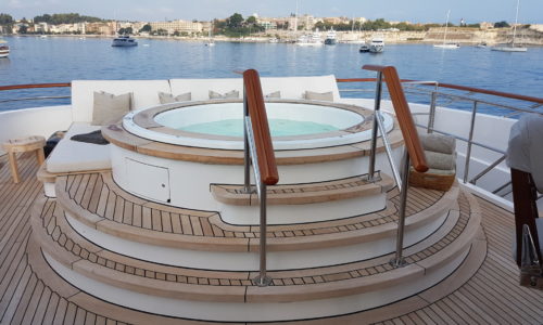 Jacuzzi MY Awatea by Hakvoort and Diana Yacht Design