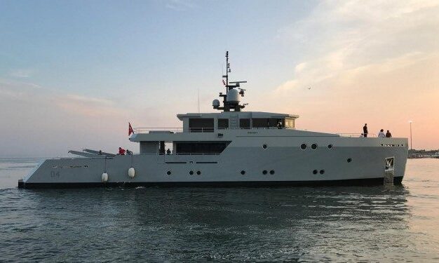 Esosh motoryacht with black windows Esosh motoryacht with black windows