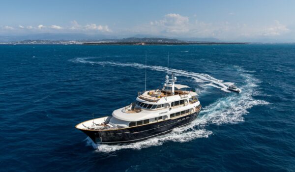 Robbie Bobby, 33.4m yacht with exterior design by diana yacht design