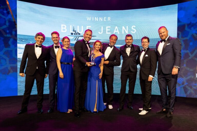 Semi-Displacement or Planing Motor Yachts, 30m to 34.9m – Blue Jeans – verkleind