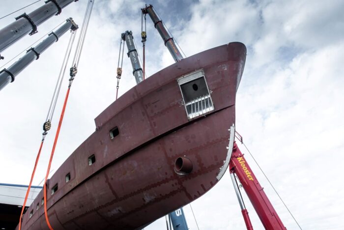 YN205 Moonen 122 Martinique - hull turning