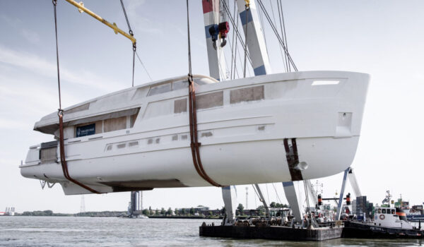 Jangada hull arrival at van der Valk shipyard, structural engineering by Diana Yacht Design