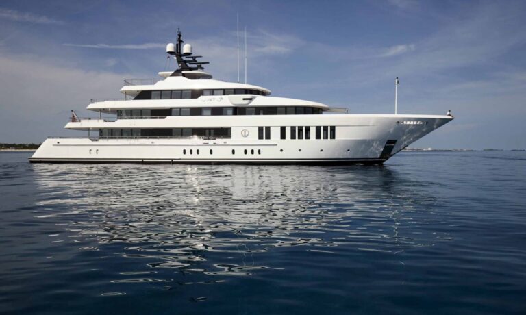 Hakvoort Just J’s at anchor Just J"s by royal Hakvoort with naval archirecture by Diana Yacht Design