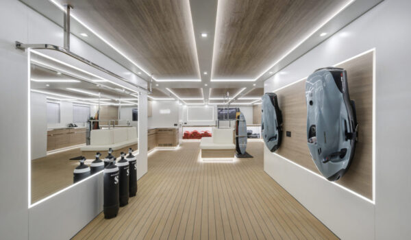 Beachclub superyacht Limerence