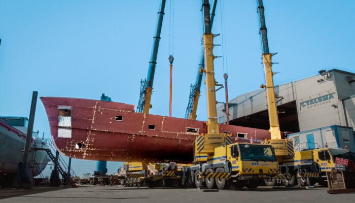 Moonen 122 Martinique YN208 - turning of the steel hull - June 2026