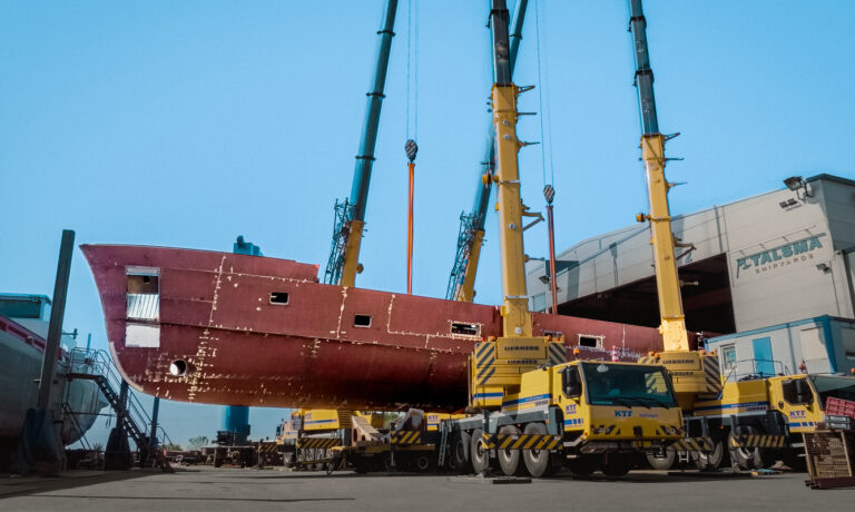 Moonen 122 Martinique YN208 - turning of the steel hull - June 2026
