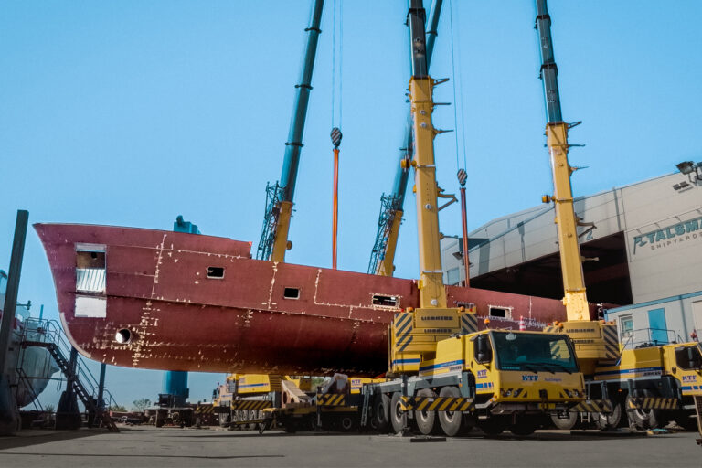 Moonen 122 Martinique YN208 - turning of the steel hull - June 2026