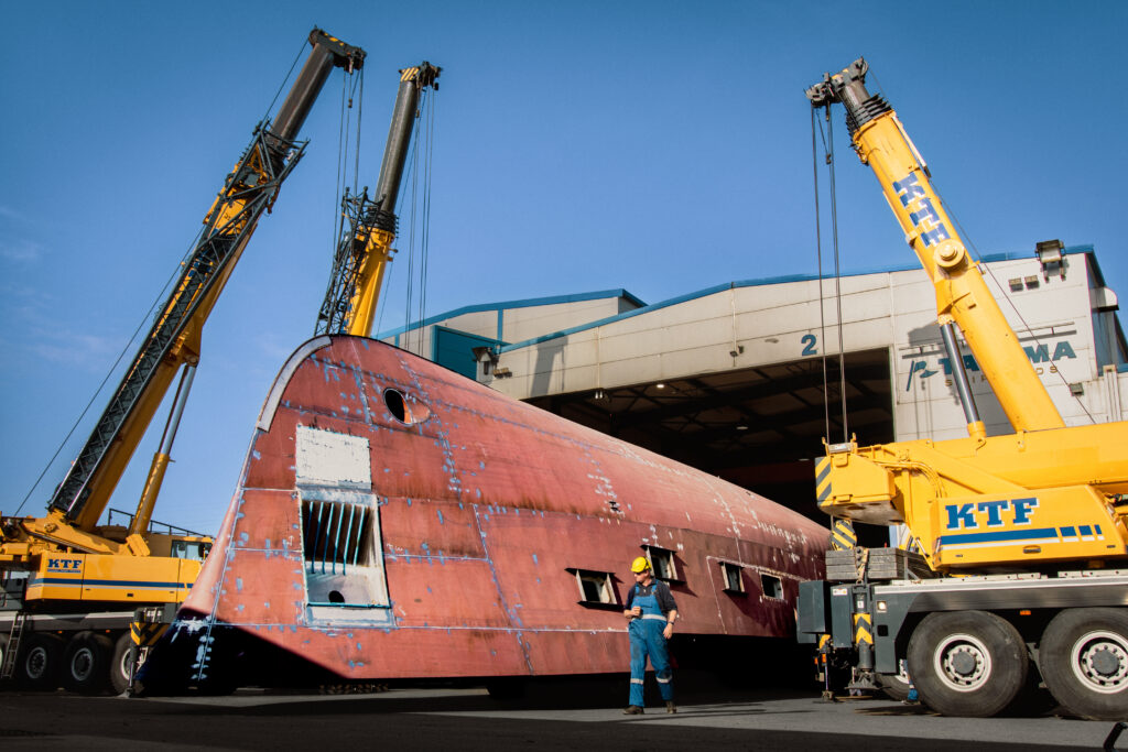 Moonen Martinique YN208 - turning of the hull - june 2026